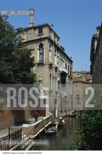 Localizzazione:..VENEZIA / CANNAREGIO..Oggetto:..Soggetto:..PALAZZO SORANZO VAN AXEL / RIO DELLA PANADA..Cronologia: ..XV SECOLO..Definizione Culturale:..   Autore: ..   Stile: TARDOGOTICO..   Editori/Stampatori:..   Committenza:..Materia e Tecnica:..Collocazione:..Note:..PALAZZI..Riproduzione Fotografica:..Graziano Arici/Rosebud2 .Copyright:..Graziano Arici/Rosebud2 .Data:..1995..Costo:..A..