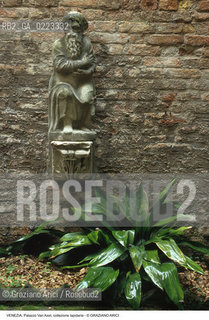 Localizzazione:..VENEZIA / CANNAREGIO..Oggetto:..Soggetto:..PALAZZO SORANZO VAN AXEL / CORTILE COLLEZIONE LAPIDARIA..Cronologia: ....Definizione Culturale:..   Autore: ..   Stile: ..   Editori/Stampatori:..   Committenza:..Materia e Tecnica:..Collocazione:..Note:..PALAZZI..Riproduzione Fotografica:..Graziano Arici/Rosebud2 .Copyright:..Graziano Arici/Rosebud2 .Data:..1995..Costo:..A..