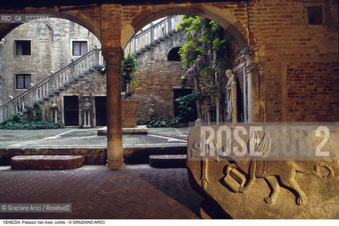 Localizzazione:..VENEZIA / CANNAREGIO..Oggetto:..Soggetto:..PALAZZO SORANZO VAN AXEL / CORTILE COLLEZIONE LAPIDARIA..Cronologia: ..XV SEC..Definizione Culturale:..   Autore: TARDOGOTICO..   Stile: ..   Editori/Stampatori:..   Committenza:..Materia e Tecnica:..Collocazione:..Note:..PALAZZI..Riproduzione Fotografica:..Graziano Arici/Rosebud2 .Copyright:..Graziano Arici/Rosebud2 .Data:..1995..Costo:..A..