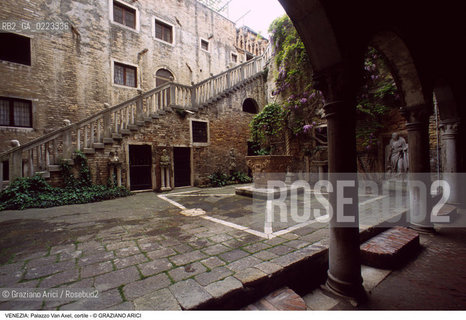 Localizzazione:..VENEZIA / CANNAREGIO..Oggetto:..Soggetto:..PALAZZO SORANZO VAN AXEL / CORTILE..Cronologia: ..XV SECOLO..Definizione Culturale:..   Autore: ..   Stile: TARDOGOTICO..   Editori/Stampatori:..   Committenza:..Materia e Tecnica:..Collocazione:..Note:..PALAZZI..Riproduzione Fotografica:..Graziano Arici/Rosebud2 .Copyright:..Graziano Arici/Rosebud2 .Data:..1995..Costo:..A..