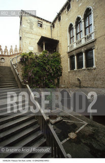 Localizzazione:..VENEZIA / CANNAREGIO..Oggetto:..Soggetto:..PALAZZO SORANZO VAN AXEL / CORTILE SCALA ESTERNA..Cronologia: ..XV SECOLO..Definizione Culturale:..   Autore: ..   Stile: TARDOGOTICO..   Editori/Stampatori:..   Committenza:..Materia e Tecnica:..Collocazione:..Note:..PALAZZI..Riproduzione Fotografica:..Graziano Arici/Rosebud2 .Copyright:..Graziano Arici/Rosebud2 .Data:..1995..Costo:..A..