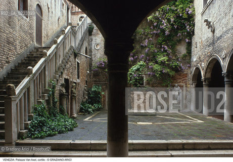 Localizzazione:..VENEZIA / CANNAREGIO..Oggetto:..Soggetto:..PALAZZO SORANZO VAN AXEL / CORTILE..Cronologia: ..XV SECOLO..Definizione Culturale:..   Autore: ..   Stile: TARDOGOTICO..   Editori/Stampatori:..   Committenza:..Materia e Tecnica:..Collocazione:..Note:..PALAZZI..Riproduzione Fotografica:..Graziano Arici/Rosebud2 .Copyright:..Graziano Arici/Rosebud2 .Data:..1995..Costo:..A..