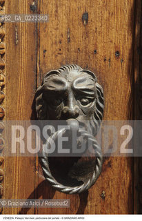 Localizzazione:..VENEZIA / CANNAREGIO..Oggetto:..Soggetto:..PALAZZO SORANZO VAN AXEL / PARTICOLARE DEL PORTALE BATTITOIO..Cronologia: ..XV SECOLO..Definizione Culturale:..   Autore: ..   Stile: TARDOGOTICO..   Editori/Stampatori:..   Committenza:..Materia e Tecnica:..Collocazione:..Note:..PALAZZI..Riproduzione Fotografica:..Graziano Arici/Rosebud2 .Copyright:..Graziano Arici/Rosebud2 .Data:..1995..Costo:..A..