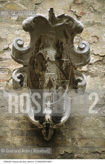 Localizzazione:..VENEZIA / CANNAREGIO..Oggetto:..Soggetto:..PALAZZO SORANZO VAN AXEL / STEMMA..Cronologia: ....Definizione Culturale:..   Autore: ..   Stile: ..   Editori/Stampatori:..   Committenza:..Materia e Tecnica:..Collocazione:..Note:..PALAZZI..Riproduzione Fotografica:..Graziano Arici/Rosebud2 .Copyright:..Graziano Arici/Rosebud2 .Data:..1995..Costo:..A..