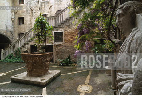 Localizzazione:..VENEZIA / CANNAREGIO..Oggetto:..Soggetto:..PALAZZO SORANZO VAN AXEL / CORTILE..Cronologia: ..XV SECOLO..Definizione Culturale:..   Autore: ..   Stile: TARDOGOTICO..   Editori/Stampatori:..   Committenza:..Materia e Tecnica:..Collocazione:..Note:..PALAZZI..Riproduzione Fotografica:..Graziano Arici/Rosebud2 .Copyright:..Graziano Arici/Rosebud2 .Data:..1995..Costo:..A..