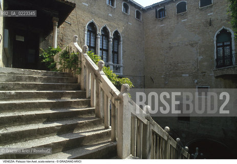 Localizzazione:..VENEZIA / CANNAREGIO..Oggetto:..Soggetto:..PALAZZO SORANZO VAN AXEL / CORTILE SCALA ESTERNA..Cronologia: ..XV SECOLO..Definizione Culturale:..   Autore: ..   Stile: TARDOGOTICO..   Editori/Stampatori:..   Committenza:..Materia e Tecnica:..Collocazione:..Note:..PALAZZI..Riproduzione Fotografica:..Graziano Arici/Rosebud2 .Copyright:..Graziano Arici/Rosebud2 .Data:..1995..Costo:..A..