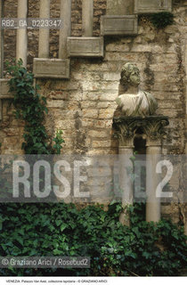 Localizzazione:..VENEZIA / CANNAREGIO..Oggetto:..Soggetto:..PALAZZO SORANZO VAN AXEL / CORTILE COLLEZIONE LAPIDARIA..Cronologia: ....Definizione Culturale:..   Autore: ..   Stile: ..   Editori/Stampatori:..   Committenza:..Materia e Tecnica:..Collocazione:..Note:..PALAZZI..Riproduzione Fotografica:..Graziano Arici/Rosebud2 .Copyright:..Graziano Arici/Rosebud2 .Data:..1995..Costo:..A..