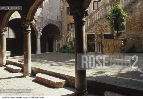 Localizzazione:..VENEZIA / CANNAREGIO..Oggetto:..Soggetto:..PALAZZO SORANZO VAN AXEL / CORTILE..Cronologia: ..XV SECOLO..Definizione Culturale:..   Autore: ..   Stile: TARDOGOTICO..   Editori/Stampatori:..   Committenza:..Materia e Tecnica:..Collocazione:..Note:..PALAZZI..Riproduzione Fotografica:..Graziano Arici/Rosebud2 .Copyright:..Graziano Arici/Rosebud2 .Data:..1995..Costo:..A..