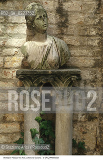 Localizzazione:..VENEZIA / CANNAREGIO..Oggetto:..Soggetto:..PALAZZO SORANZO VAN AXEL / CORTILE COLLEZIONE LAPIDARIA..Cronologia: ....Definizione Culturale:..   Autore: ..   Stile: ..   Editori/Stampatori:..   Committenza:..Materia e Tecnica:..Collocazione:..Note:..PALAZZI..Riproduzione Fotografica:..Graziano Arici/Rosebud2 .Copyright:..Graziano Arici/Rosebud2 .Data:..1995..Costo:..A..