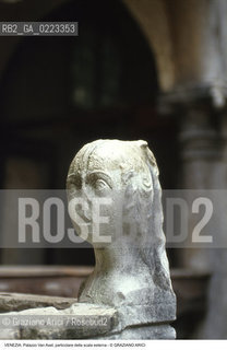 Localizzazione:..VENEZIA / CANNAREGIO..Oggetto:..Soggetto:..PALAZZO SORANZO VAN AXEL / PARTICOLARE DEL PARAPETTO DELLA SCALA ESTERNA..Cronologia: ..XV SECOLO..Definizione Culturale:..   Autore: ..   Stile: TARDOGOTICO..   Editori/Stampatori:..   Committenza:..Materia e Tecnica:..Collocazione:..Note:..PALAZZI..Riproduzione Fotografica:..Graziano Arici/Rosebud2 .Copyright:..Graziano Arici/Rosebud2 .Data:..1995..Costo:..A..