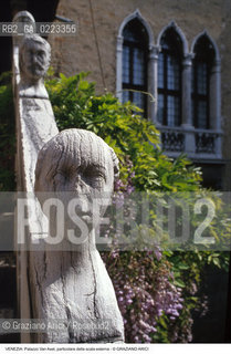 Localizzazione:..VENEZIA / CANNAREGIO..Oggetto:..Soggetto:..PALAZZO SORANZO VAN AXEL / PARTICOLARE DEL PARAPETTO DELLA SCALA ESTERNA..Cronologia: ..XV SECOLO..Definizione Culturale:..   Autore: ..   Stile: TARDOGOTICO..   Editori/Stampatori:..   Committenza:..Materia e Tecnica:..Collocazione:..Note:..PALAZZI..Riproduzione Fotografica:..Graziano Arici/Rosebud2 .Copyright:..Graziano Arici/Rosebud2 .Data:..1995..Costo:..A..