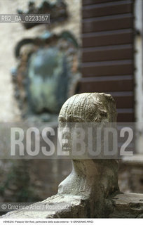 Localizzazione:..VENEZIA / CANNAREGIO..Oggetto:..Soggetto:..PALAZZO SORANZO VAN AXEL / PARTICOLARE DEL PARAPETTO DELLA SCALA ESTERNA..Cronologia: ..XV SECOLO..Definizione Culturale:..   Autore: ..   Stile: TARDOGOTICO..   Editori/Stampatori:..   Committenza:..Materia e Tecnica:..Collocazione:..Note:..PALAZZI..Riproduzione Fotografica:..Graziano Arici/Rosebud2 .Copyright:..Graziano Arici/Rosebud2 .Data:..1995..Costo:..A..