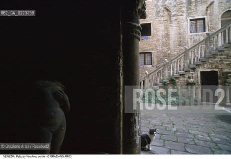 Localizzazione:..VENEZIA / CANNAREGIO..Oggetto:..Soggetto:..PALAZZO SORANZO VAN AXEL / CORTILE GATTO..Cronologia: ..XV SECOLO..Definizione Culturale:..   Autore: ..   Stile: TARDOGOTICO..   Editori/Stampatori:..   Committenza:..Materia e Tecnica:..Collocazione:..Note:..PALAZZI..Riproduzione Fotografica:..Graziano Arici/Rosebud2 .Copyright:..Graziano Arici/Rosebud2 .Data:..1995..Costo:..A..