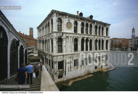 Localizzazione:..VENEZIA / S. POLO..Oggetto:..Soggetto:..PALAZZO DEI CAMERLENGHI / PONTE DI RIALTO CANAL GRANDE..Cronologia: ..XVI SECOLO..Definizione Culturale:..   Autore: GUGLIELMO BERGAMASCO..   Stile: RINASCIMENTO..   Editori/Stampatori:..   Committenza:..Materia e Tecnica:..Collocazione:..Note:..PALAZZI..Riproduzione Fotografica:..Graziano Arici/Rosebud2 .Copyright:..Graziano Arici/Rosebud2 .Data:..1998..Costo:..A..