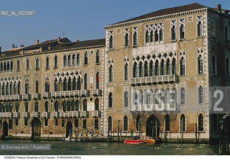 Localizzazione:..VENEZIA / DORSODURO..Oggetto:..Soggetto:..PALAZZI GIUSTINIAN E CA FOSCARI / UNIVERSITA..Cronologia: ..XV SECOLO..Definizione Culturale:..   Autore:..   Stile: GOTICO..   Editori/Stampatori:..   Committenza:..Materia e Tecnica:..Collocazione:..Note:..PALAZZI..Riproduzione Fotografica:..Graziano Arici/Rosebud2 .Copyright:..Graziano Arici/Rosebud2 .Data:..1990..Costo:..A..