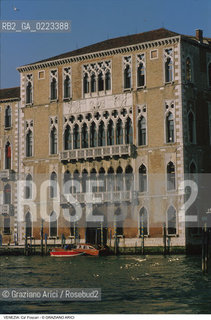 Localizzazione:..VENEZIA / DORSODURO..Oggetto:..Soggetto:..CA FOSCARI / UNIVERSITA..Cronologia: ..XV SECOLO..Definizione Culturale:..   Autore:..   Stile: GOTICO..   Editori/Stampatori:..   Committenza:..Materia e Tecnica:..Collocazione:..Note:..PALAZZI POLIFORE..Riproduzione Fotografica:..Graziano Arici/Rosebud2 .Copyright:..Graziano Arici/Rosebud2 .Data:..1990..Costo:..A..