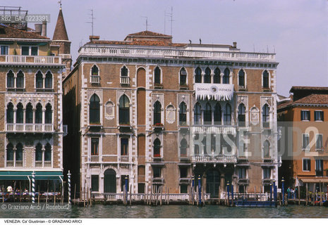 Localizzazione:..VENEZIA / S. MARCO..Oggetto:..Soggetto:..CA GIUSTINIAN COMUNE BIENNALE QUADRIFORE..Cronologia: XV SEC 1474 ..Definizione Culturale:..   Autore: ..   Stile: TARDOGOTICO..   Editori/Stampatori:..   Committenza:..Materia e Tecnica:..Collocazione:..Note:..PALAZZI..Riproduzione Fotografica:..Copyright:..Graziano Arici/Rosebud2 .Data:..1996..Costo:..A