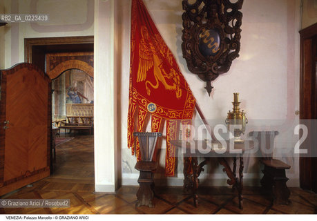 Localizzazione:..VENEZIA / S. MARCO..Oggetto:..Soggetto:..PALAZZO MARCELLO / INGRESSO STEMMA LEONE DI S. MARCO..Cronologia: ..XVII XVIII SEC..Definizione Culturale: ..   Autore: ..   Stile: ..   Editori/Stampatori:..   Committenza:..Materia e Tecnica:..Collocazione:..Note:..PALAZZI..Riproduzione Fotografica:..Graziano Arici/Rosebud2 .Copyright:..Graziano Arici/Rosebud2 .Data:..1998..Costo:..A..