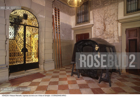 Localizzazione:..VENEZIA / S. MARCO..Oggetto:..Soggetto:..PALAZZO MARCELLO / ATRIO INGRESSO DA TERRA CON FELZE DA GONDOLA DELLA FAMIGLIA MARCELLO..Cronologia: ..XVII XVIII SEC..Definizione Culturale: ..   Autore: ..   Stile: ..   Editori/Stampatori:..   Committenza:..Materia e Tecnica:..Collocazione:..Note:..PALAZZI..Riproduzione Fotografica:..Graziano Arici/Rosebud2 .Copyright:..Graziano Arici/Rosebud2 .Data:..1998..Costo:..A..