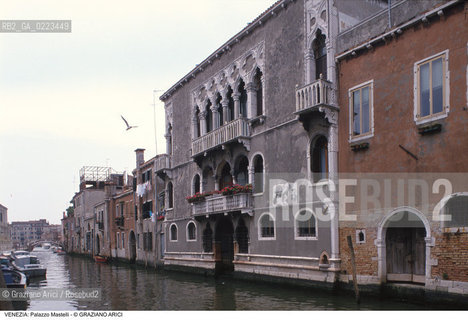 Localizzazione:..VENEZIA / CANNAREGIO..Oggetto:..Soggetto:..PALAZZO MASTELLI O DEL CAMMELLO / RIO DELLA MADONNA DELL ORTO..Cronologia: ..XIII XV XVI SECOLO..Definizione Culturale:..   Autore: ..   Stile: LOMBARDESCO GOTICO..   Editori/Stampatori:..   Committenza:..Materia e Tecnica:..Collocazione:..Note:..PALAZZI..Riproduzione Fotografica:..Graziano Arici/Rosebud2 .Copyright:..Graziano Arici/Rosebud2 .Data:..1998..Costo:..A..