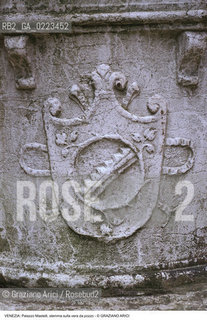 Localizzazione:..VENEZIA / CANNAREGIO..Oggetto:..Soggetto:..PALAZZO MASTELLI O DEL CAMMELLO / CORTILE STEMMA SULLA VERA DA POZZO..Cronologia: ....Definizione Culturale:..   Autore: ..   Stile:..   Editori/Stampatori:..   Committenza:..Materia e Tecnica:..Collocazione:..Note:..PALAZZI..Riproduzione Fotografica:..Graziano Arici/Rosebud2 .Copyright:..Graziano Arici/Rosebud2 .Data:..1998..Costo:..A..