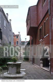 Localizzazione:..VENEZIA / CANNAREGIO..Oggetto:..Soggetto:..PALAZZO MASTELLI O DEL CAMMELLO / CORTILE VERA DA POZZO..Cronologia: ....Definizione Culturale:..   Autore: ..   Stile:..   Editori/Stampatori:..   Committenza:..Materia e Tecnica:..Collocazione:..Note:..PALAZZI..Riproduzione Fotografica:..Graziano Arici/Rosebud2 .Copyright:..Graziano Arici/Rosebud2 .Data:..1998..Costo:..A..