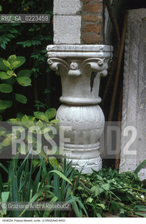 Localizzazione:..VENEZIA / CANNAREGIO..Oggetto:..Soggetto:..PALAZZO MASTELLI O DEL CAMMELLO / CORTILE COLONNA..Cronologia: ....Definizione Culturale:..   Autore: ..   Stile:..   Editori/Stampatori:..   Committenza:..Materia e Tecnica:..Collocazione:..Note:..PALAZZI..Riproduzione Fotografica:..Graziano Arici/Rosebud2 .Copyright:..Graziano Arici/Rosebud2 .Data:..1998..Costo:..A..