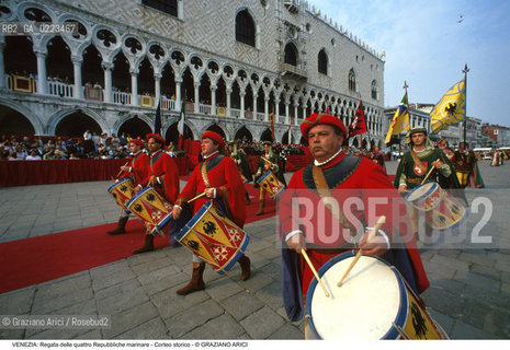Localizzazione:..VENEZIA / S. MARCO..Oggetto:..Soggetto:..REGATA DELLE QUATTRO REPUBBLICHE MARINARE CORTEO STORICO IN PIAZZA SAN MARCO..Cronologia: ..Definizione Culturale:..   Autore: ..   Stile: ..   Editori/Stampatori:..   Committenza:..Materia e Tecnica:..Collocazione:..Note:..REGATE..Riproduzione Fotografica:..Copyright:..Graziano Arici/Rosebud2 .Data:..1994..Costo:..A