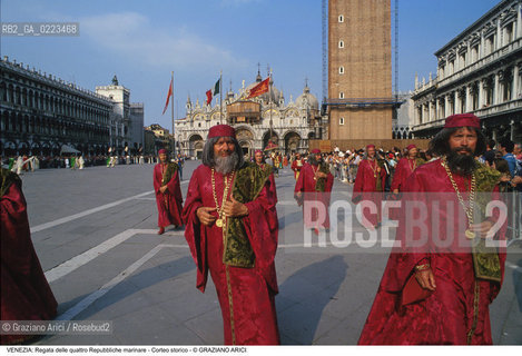 Localizzazione:..VENEZIA / S. MARCO..Oggetto:..Soggetto:..REGATA DELLE QUATTRO REPUBBLICHE MARINARE CORTEO STORICO IN PIAZZA SAN MARCO..Cronologia: ..Definizione Culturale:..   Autore: ..   Stile: ..   Editori/Stampatori:..   Committenza:..Materia e Tecnica:..Collocazione:..Note:..REGATE..Riproduzione Fotografica:..Copyright:..Graziano Arici/Rosebud2 .Data:..1994..Costo:..A