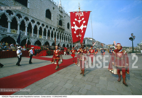 Localizzazione:..VENEZIA / S. MARCO..Oggetto:..Soggetto:..REGATA DELLE QUATTRO REPUBBLICHE MARINARE CORTEO STORICO IN PIAZZA SAN MARCO..Cronologia: ..Definizione Culturale:..   Autore: ..   Stile: ..   Editori/Stampatori:..   Committenza:..Materia e Tecnica:..Collocazione:..Note:..REGATE..Riproduzione Fotografica:..Copyright:..Graziano Arici/Rosebud2 .Data:..1994..Costo:..A