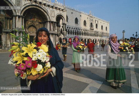 Localizzazione:..VENEZIA / S. MARCO..Oggetto:..Soggetto:..REGATA DELLE QUATTRO REPUBBLICHE MARINARE CORTEO STORICO IN PIAZZA SAN MARCO..Cronologia: ..Definizione Culturale:..   Autore: ..   Stile: ..   Editori/Stampatori:..   Committenza:..Materia e Tecnica:..Collocazione:..Note:..REGATE..Riproduzione Fotografica:..Copyright:..Graziano Arici/Rosebud2 .Data:..1994..Costo:..A