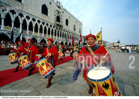 Localizzazione:..VENEZIA / S. MARCO..Oggetto:..Soggetto:..REGATA DELLE QUATTRO REPUBBLICHE MARINARE CORTEO STORICO IN PIAZZA SAN MARCO..Cronologia: ..Definizione Culturale:..   Autore: ..   Stile: ..   Editori/Stampatori:..   Committenza:..Materia e Tecnica:..Collocazione:..Note:..REGATE..Riproduzione Fotografica:..Copyright:..Graziano Arici/Rosebud2 .Data:..1994..Costo:..A