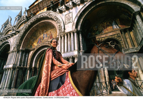 Localizzazione:..VENEZIA / S. MARCO..Oggetto:..Soggetto:..REGATA DELLE QUATTRO REPUBBLICHE MARINARE CORTEO STORICO IN PIAZZA SAN MARCO CAVALLO..Cronologia: ..Definizione Culturale:..   Autore: ..   Stile: ..   Editori/Stampatori:..   Committenza:..Materia e Tecnica:..Collocazione:..Note:..REGATE..Riproduzione Fotografica:..Copyright:..Graziano Arici/Rosebud2 .Data:..1994..Costo:..A