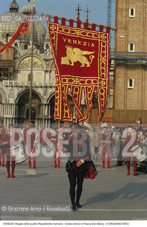 Localizzazione:..VENEZIA / S. MARCO..Oggetto:..Soggetto:..REGATA DELLE QUATTRO REPUBBLICHE MARINARE CORTEO STORICO IN PIAZZA SAN MARCO GONFALONE..Cronologia: ..Definizione Culturale:..   Autore: ..   Stile: ..   Editori/Stampatori:..   Committenza:..Materia e Tecnica:..Collocazione:..Note:..REGATE..Riproduzione Fotografica:..Copyright:..Graziano Arici/Rosebud2 .Data:..1994..Costo:..A