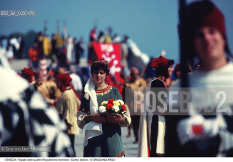 Localizzazione:..VENEZIA / S. MARCO..Oggetto:..Soggetto:..REGATA DELLE QUATTRO REPUBBLICHE MARINARE CORTEO STORICO IN PIAZZA SAN MARCO..Cronologia: ..Definizione Culturale:..   Autore: ..   Stile: ..   Editori/Stampatori:..   Committenza:..Materia e Tecnica:..Collocazione:..Note:..REGATE..Riproduzione Fotografica:..Copyright:..Graziano Arici/Rosebud2 .Data:..1994..Costo:..A