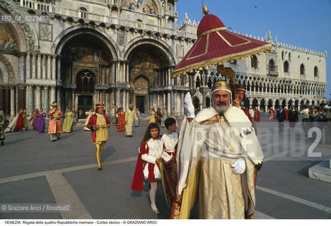Localizzazione:..VENEZIA / S. MARCO..Oggetto:..Soggetto:..REGATA DELLE QUATTRO REPUBBLICHE MARINARE CORTEO STORICO IN PIAZZA SAN MARCO DOGE..Cronologia: ..Definizione Culturale:..   Autore: ..   Stile: ..   Editori/Stampatori:..   Committenza:..Materia e Tecnica:..Collocazione:..Note:..REGATE..Riproduzione Fotografica:..Copyright:..Graziano Arici/Rosebud2 .Data:..1994..Costo:..A