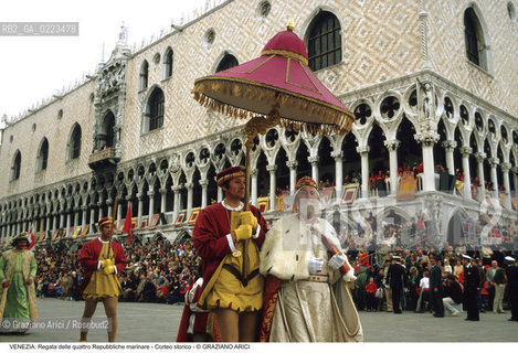 Localizzazione:..VENEZIA / S. MARCO..Oggetto:..Soggetto:..REGATA DELLE QUATTRO REPUBBLICHE MARINARE CORTEO STORICO IN PIAZZA SAN MARCO DOGE..Cronologia: ..Definizione Culturale:..   Autore: ..   Stile: ..   Editori/Stampatori:..   Committenza:..Materia e Tecnica:..Collocazione:..Note:..REGATE..Riproduzione Fotografica:..Copyright:..Graziano Arici/Rosebud2 .Data:..1994..Costo:..A