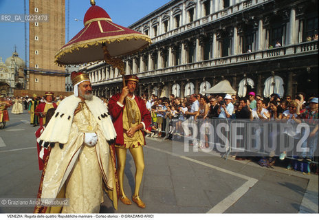 Localizzazione:..VENEZIA / S. MARCO..Oggetto:..Soggetto:..REGATA DELLE QUATTRO REPUBBLICHE MARINARE CORTEO STORICO IN PIAZZA SAN MARCO DOGE..Cronologia: ..Definizione Culturale:..   Autore: ..   Stile: ..   Editori/Stampatori:..   Committenza:..Materia e Tecnica:..Collocazione:..Note:..REGATE..Riproduzione Fotografica:..Copyright:..Graziano Arici/Rosebud2 .Data:..1994..Costo:..A