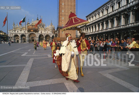 Localizzazione:..VENEZIA / S. MARCO..Oggetto:..Soggetto:..REGATA DELLE QUATTRO REPUBBLICHE MARINARE CORTEO STORICO IN PIAZZA SAN MARCO DOGE..Cronologia: ..Definizione Culturale:..   Autore: ..   Stile: ..   Editori/Stampatori:..   Committenza:..Materia e Tecnica:..Collocazione:..Note:..REGATE..Riproduzione Fotografica:..Copyright:..Graziano Arici/Rosebud2 .Data:..1994..Costo:..A