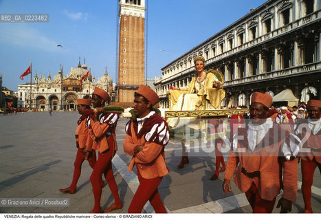 Localizzazione:..VENEZIA / S. MARCO..Oggetto:..Soggetto:..REGATA DELLE QUATTRO REPUBBLICHE MARINARE CORTEO STORICO IN PIAZZA SAN MARCO CATERINA CORNARO..Cronologia: ..Definizione Culturale:..   Autore: ..   Stile: ..   Editori/Stampatori:..   Committenza:..Materia e Tecnica:..Collocazione:..Note:..REGATE..Riproduzione Fotografica:..Copyright:..Graziano Arici/Rosebud2 .Data:..1994..Costo:..A