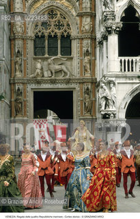 Localizzazione:..VENEZIA / S. MARCO..Oggetto:..Soggetto:..REGATA DELLE QUATTRO REPUBBLICHE MARINARE CORTEO STORICO IN PIAZZA SAN MARCO CATERINA CORNARO..Cronologia: ..Definizione Culturale:..   Autore: ..   Stile: ..   Editori/Stampatori:..   Committenza:..Materia e Tecnica:..Collocazione:..Note:..REGATE..Riproduzione Fotografica:..Copyright:..Graziano Arici/Rosebud2 .Data:..1994..Costo:..A