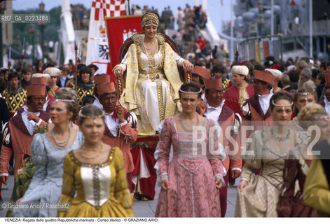 Localizzazione:..VENEZIA / S. MARCO..Oggetto:..Soggetto:..REGATA DELLE QUATTRO REPUBBLICHE MARINARE CORTEO STORICO IN PIAZZA SAN MARCO CATERINA CORNARO..Cronologia: ..Definizione Culturale:..   Autore: ..   Stile: ..   Editori/Stampatori:..   Committenza:..Materia e Tecnica:..Collocazione:..Note:..REGATE..Riproduzione Fotografica:..Copyright:..Graziano Arici/Rosebud2 .Data:..1994..Costo:..A