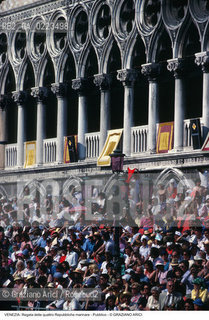 Localizzazione:..VENEZIA / S. MARCO..Oggetto:..Soggetto:..REGATA DELLE QUATTRO REPUBBLICHE MARINARE PUBBLICO TURISTI TURISMO..Cronologia: ..Definizione Culturale:..   Autore: ..   Stile: ..   Editori/Stampatori:..   Committenza:..Materia e Tecnica:..Collocazione:..Note:..REGATE..Riproduzione Fotografica:..Copyright:..Graziano Arici/Rosebud2 .Data:..1994..Costo:..A