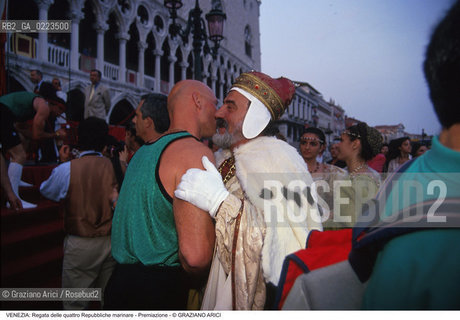 Localizzazione:..VENEZIA / S. MARCO..Oggetto:..Soggetto:..REGATA DELLE QUATTRO REPUBBLICHE PREMIAZIONE DOGE..Cronologia: ..Definizione Culturale:..   Autore: ..   Stile: ..   Editori/Stampatori:..   Committenza:..Materia e Tecnica:..Collocazione:..Note:..REGATE..Riproduzione Fotografica:..Copyright:..Graziano Arici/Rosebud2 .Data:..1994..Costo:..A