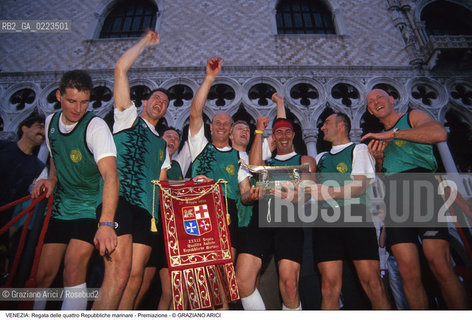 Localizzazione:..VENEZIA / S. MARCO..Oggetto:..Soggetto:..REGATA DELLE QUATTRO REPUBBLICHE MARINARE PREMIAZIONE..Cronologia: ..Definizione Culturale:..   Autore: ..   Stile: ..   Editori/Stampatori:..   Committenza:..Materia e Tecnica:..Collocazione:..Note:..REGATE..Riproduzione Fotografica:..Copyright:..Graziano Arici/Rosebud2 .Data:..1994..Costo:..A
