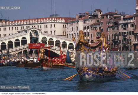 Localizzazione:..VENEZIA..Oggetto:..Soggetto:..REGATA STORICA CORTEO STORICO CANAL GRANDE..Cronologia: ..Definizione Culturale:..   Autore: ..   Stile: ..   Editori/Stampatori:..   Committenza:..Materia e Tecnica:..Collocazione:..Note:..REGATE..Riproduzione Fotografica:..Copyright:..Graziano Arici/Rosebud2 .Data:..1996..Costo:..A