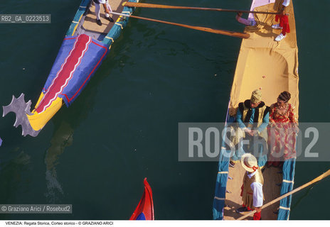 Localizzazione:..VENEZIA..Oggetto:..Soggetto:..REGATA STORICA CORTEO STORICO..Cronologia: ..Definizione Culturale:..   Autore: ..   Stile: ..   Editori/Stampatori:..   Committenza:..Materia e Tecnica:..Collocazione:..Note:..REGATE..Riproduzione Fotografica:..Copyright:..Graziano Arici/Rosebud2 .Data:..1996..Costo:..A