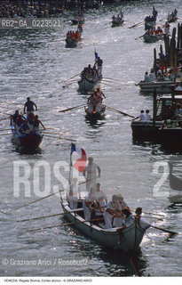 Localizzazione:..VENEZIA..Oggetto:..Soggetto:..REGATA STORICA CORTEO STORICO CANAL GRANDE..Cronologia: ..Definizione Culturale:..   Autore: ..   Stile: ..   Editori/Stampatori:..   Committenza:..Materia e Tecnica:..Collocazione:..Note:..REGATE..Riproduzione Fotografica:..Copyright:..Graziano Arici/Rosebud2 .Data:..1996..Costo:..A