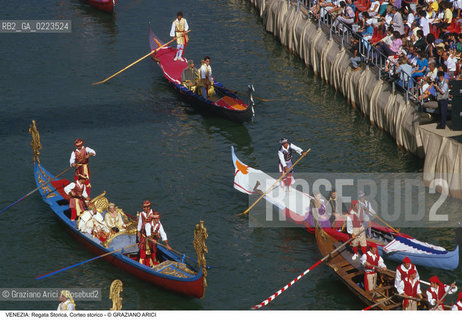 Localizzazione:..VENEZIA..Oggetto:..Soggetto:..REGATA STORICA CORTEO STORICO..Cronologia: ..Definizione Culturale:..   Autore: ..   Stile: ..   Editori/Stampatori:..   Committenza:..Materia e Tecnica:..Collocazione:..Note:..REGATE..Riproduzione Fotografica:..Copyright:..Graziano Arici/Rosebud2 .Data:..1996..Costo:..A