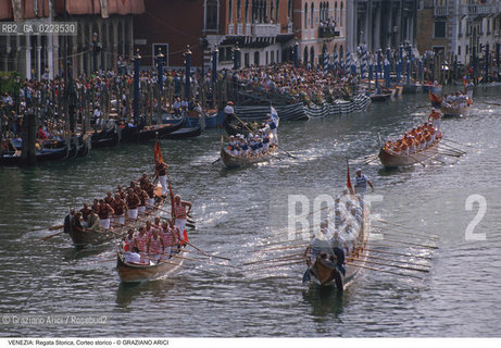 Localizzazione:..VENEZIA..Oggetto:..Soggetto:..REGATA STORICA CORTEO STORICO CANAL GRANDE..Cronologia: ..Definizione Culturale:..   Autore: ..   Stile: ..   Editori/Stampatori:..   Committenza:..Materia e Tecnica:..Collocazione:..Note:..REGATE..Riproduzione Fotografica:..Copyright:..Graziano Arici/Rosebud2 .Data:..1996..Costo:..A
